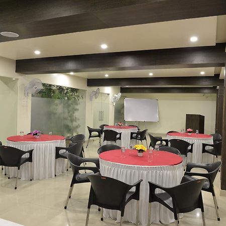Hotel Suresh Inn Pune Bagian luar foto